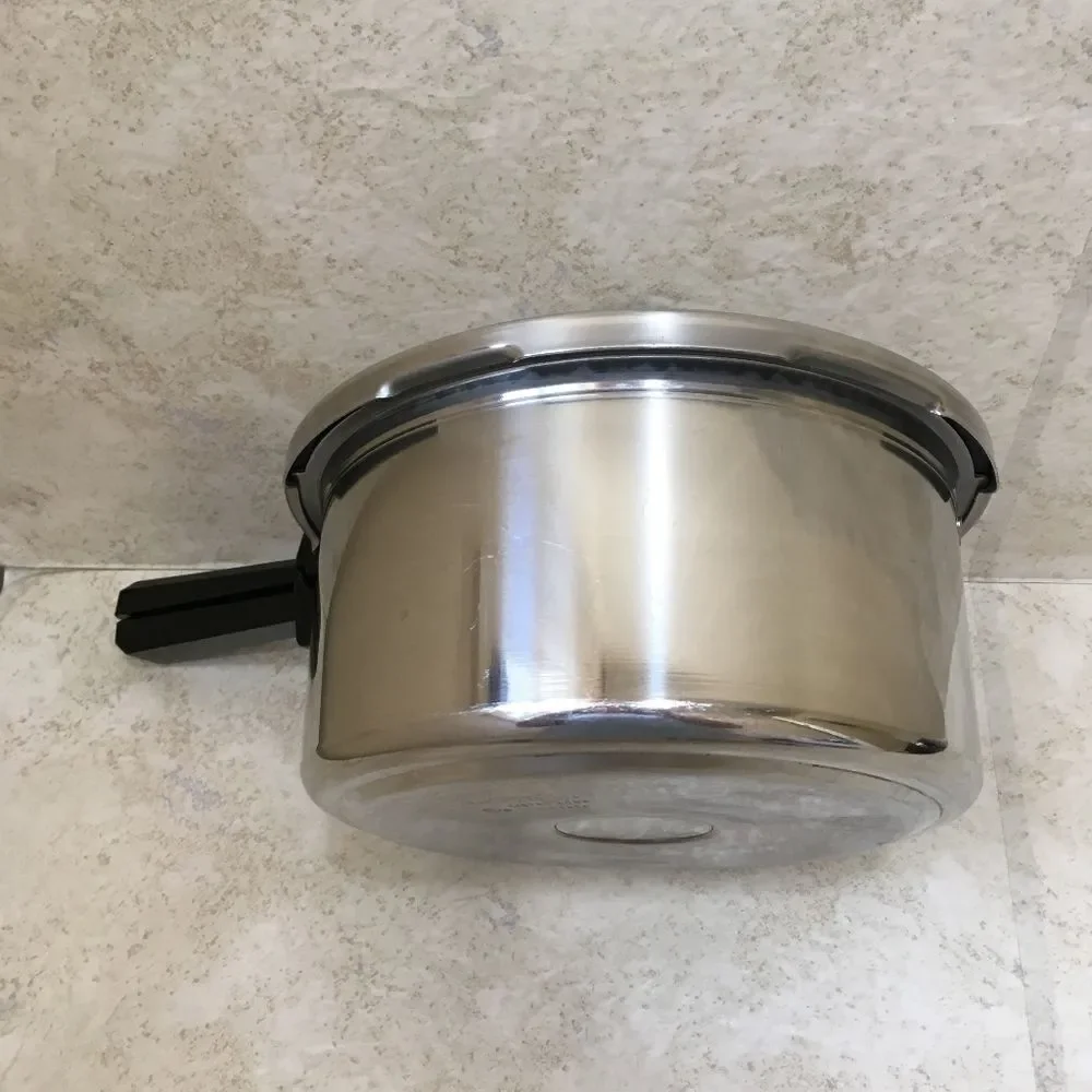 PRESTO‎ STAINLESS STEEL 4 QUART PRESSURE COOKER